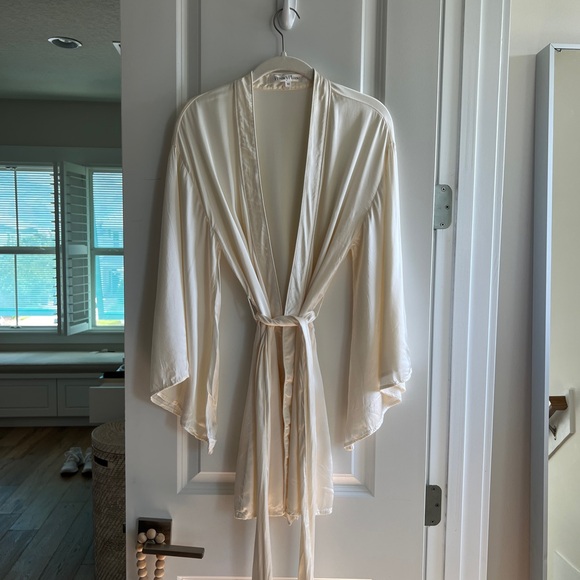 Privacy Please Adrienne Robe - Picture 3 of 4